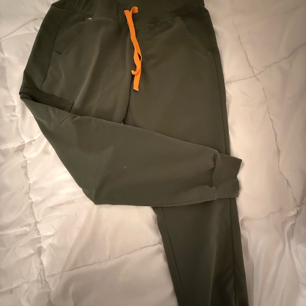 FIGS Zamora Jogger Scrub Pants color MOSS.  Size petite small